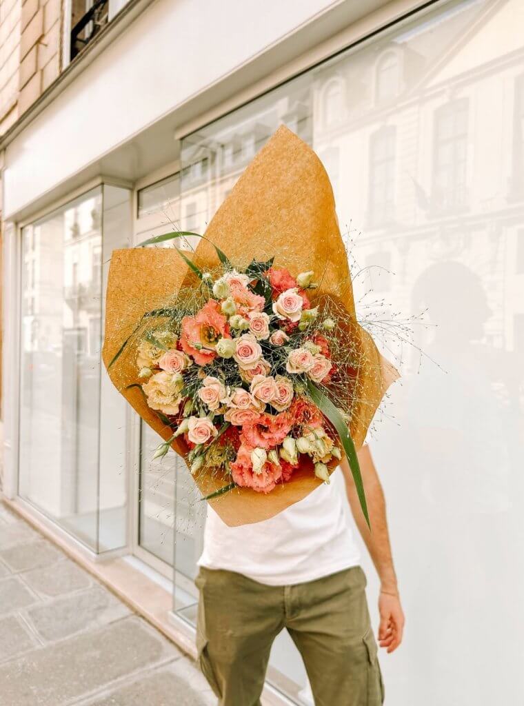 Bouquet de fleur devant le popup store pour fêter les abonnés Instagram