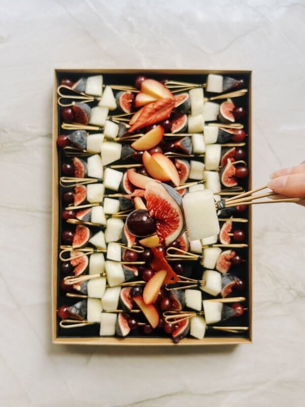 Le Grand Brochettes de Fruits, une création signée Tableaux Paris.
