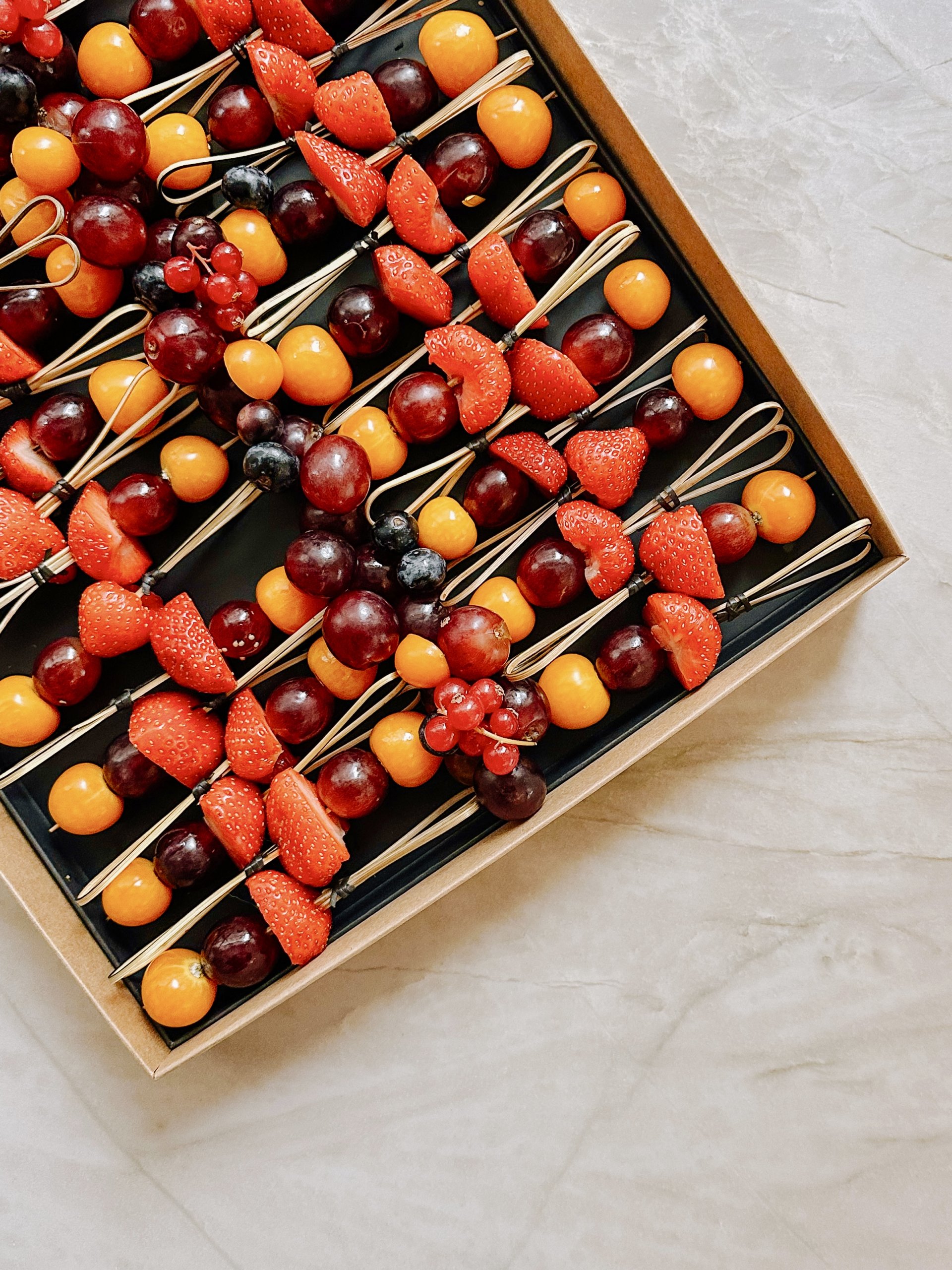 Le Grand Brochettes de Fruits, une création signée Tableaux Paris.